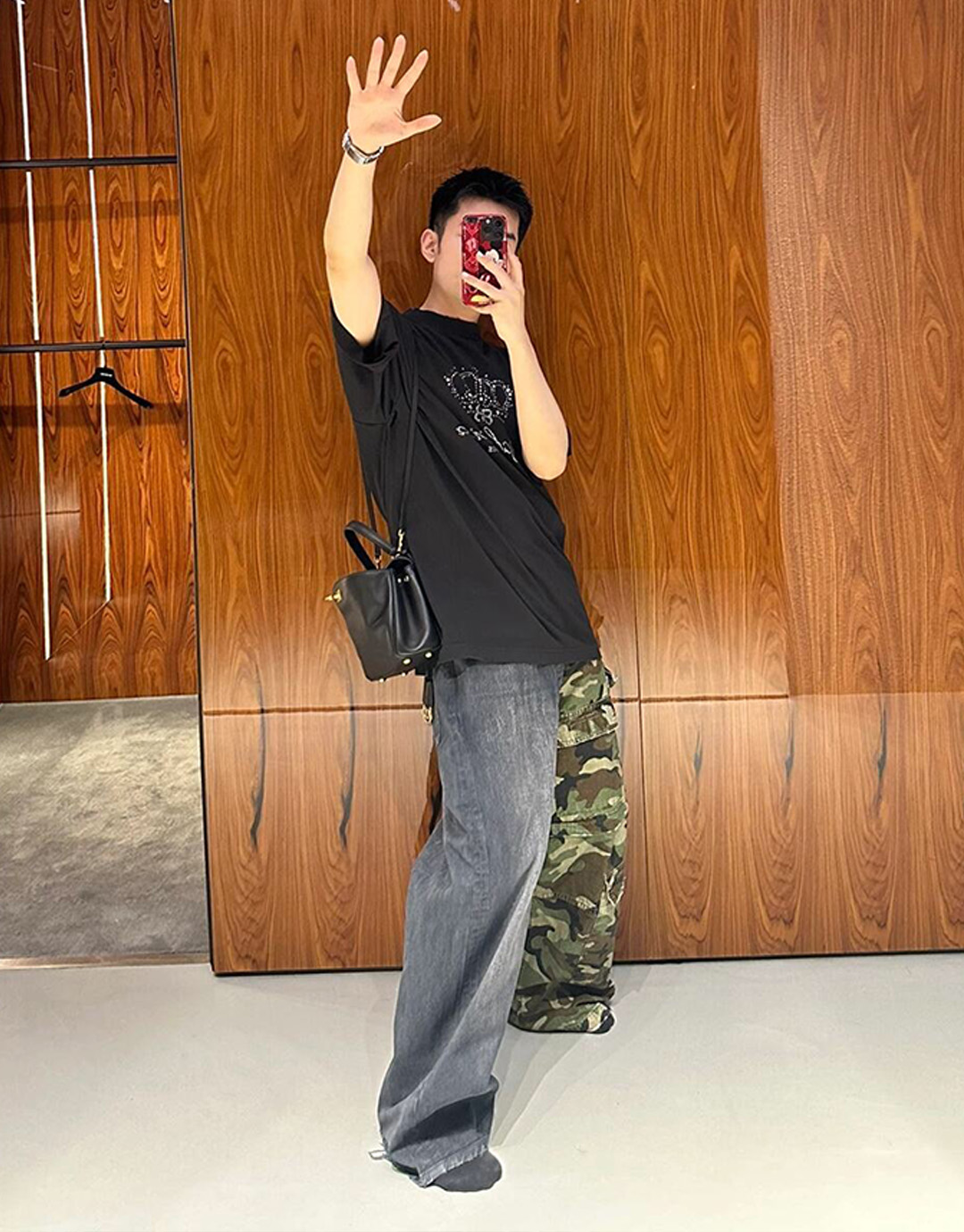 Balenciaga 발렌시아가 BB 모텔 미디엄 핏 반팔 티셔츠 블랙 레플리카 3번 이미지 - 의류 | 세미샵 레플리카 사이트