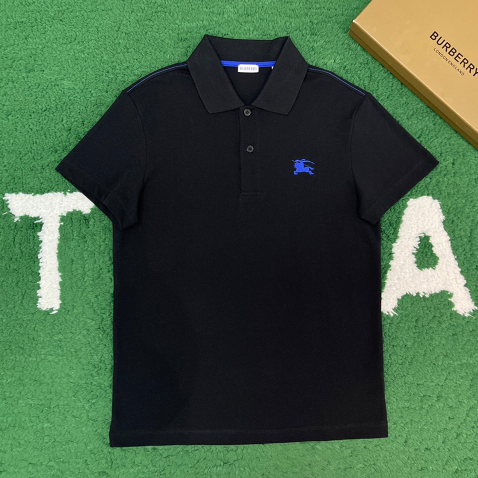 Burberry 버버리 블루 나이트 디자인 자수 피케이 폴로 셔츠 “3COLOR” 레플리카 1번 이미지 - 의류 | 세미샵 레플리카 사이트