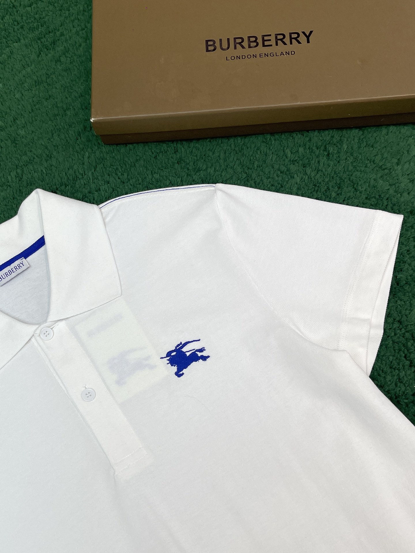 Burberry 버버리 블루 나이트 디자인 자수 피케이 폴로 셔츠 “3COLOR” 레플리카 18번 이미지 - 의류 | 세미샵 레플리카 사이트