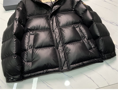 Burberry 버버리 패치 클래식 푸퍼 다운 패딩 자켓 레플리카 16번 이미지 - 의류 | 세미샵 레플리카 사이트