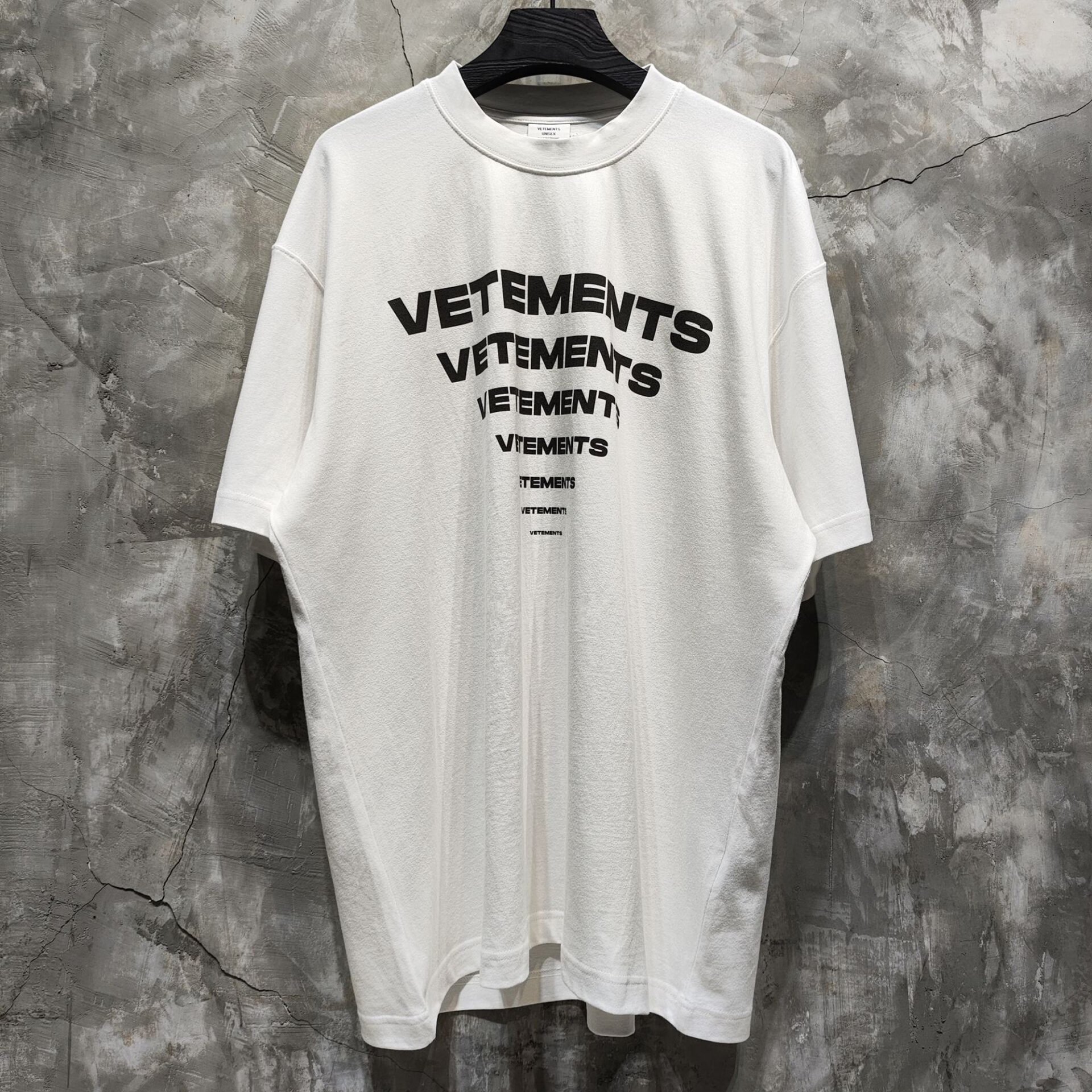 Vetements 베트멍 24SS PYRAMID 로고 반팔 티셔츠 화이트 레플리카 1번 이미지 - 의류 | 세미샵 레플리카 사이트