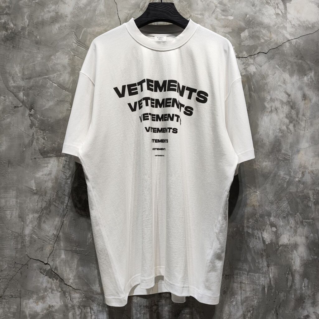 Vetements 베트멍 24SS PYRAMID 로고 반팔 티셔츠 화이트 레플리카 3번 이미지 - 의류 | 세미샵 레플리카 사이트