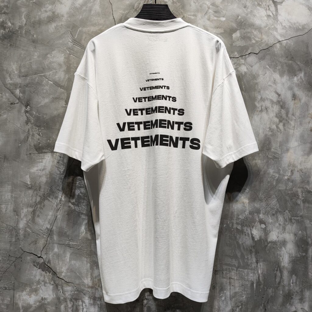 Vetements 베트멍 24SS PYRAMID 로고 반팔 티셔츠 화이트 레플리카 4번 이미지 - 의류 | 세미샵 레플리카 사이트