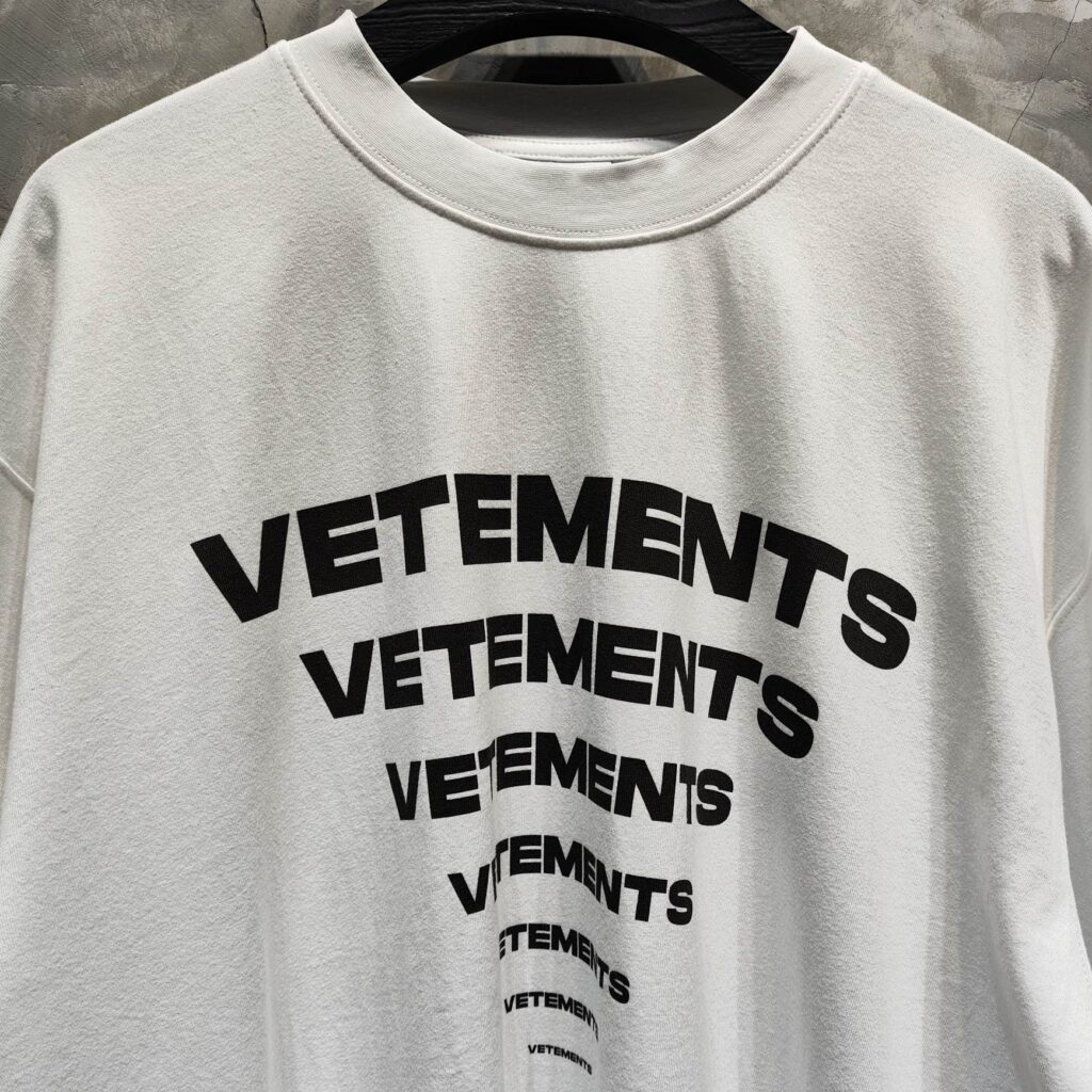 Vetements 베트멍 24SS PYRAMID 로고 반팔 티셔츠 화이트 레플리카 5번 이미지 - 의류 | 세미샵 레플리카 사이트