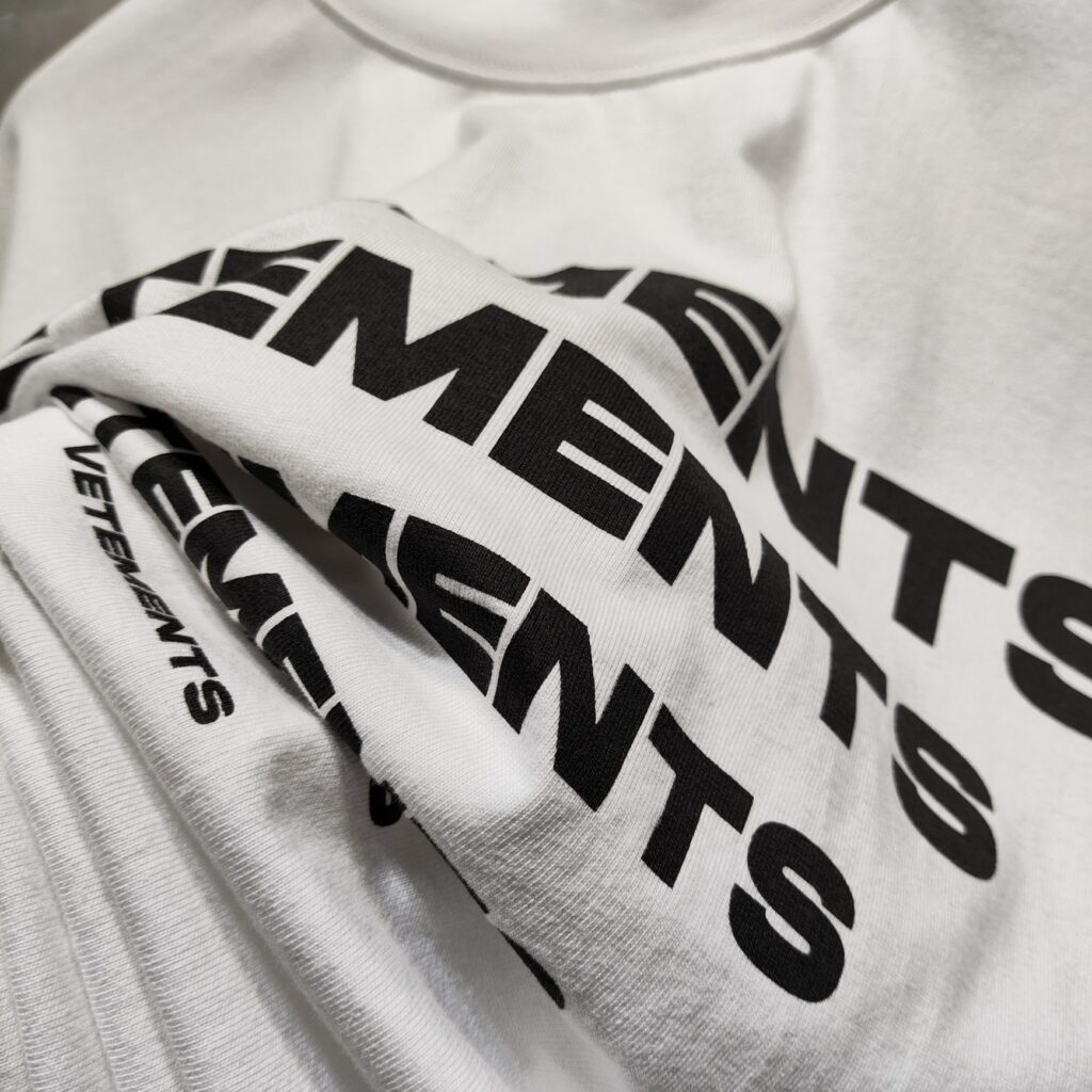 Vetements 베트멍 24SS PYRAMID 로고 반팔 티셔츠 화이트 레플리카 6번 이미지 - 의류 | 세미샵 레플리카 사이트