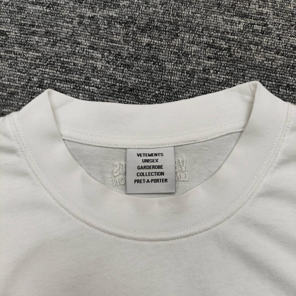 Vetements 베트멍 24SS PYRAMID 로고 반팔 티셔츠 화이트 레플리카 7번 이미지 - 의류 | 세미샵 레플리카 사이트