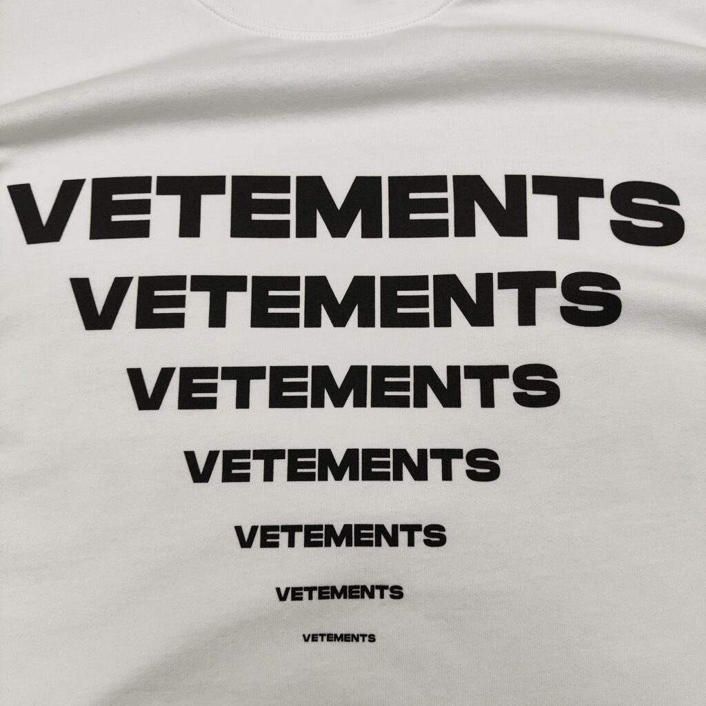 Vetements 베트멍 24SS PYRAMID 로고 반팔 티셔츠 화이트 레플리카 8번 이미지 - 의류 | 세미샵 레플리카 사이트