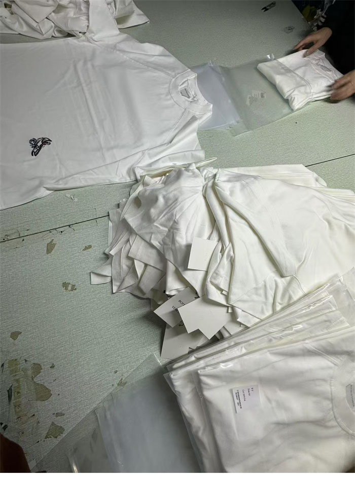 Bottega Veneta 보테가베네타 자수 디테일 코튼 반팔 티셔츠 레플리카 16번 이미지 - 의류 | 세미샵 레플리카 사이트