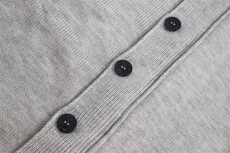 Stone Island 스톤아일랜드 와펜 하이넥 버튼 니트 스웨터 레플리카 7번 이미지 - 의류 | 세미샵 레플리카 사이트