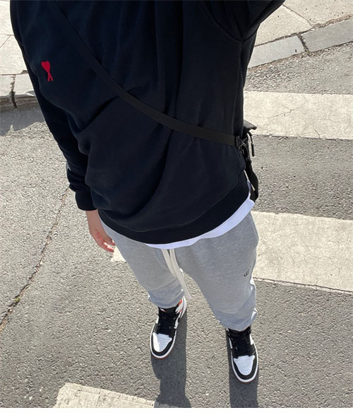 A M I 아미 24FW 스몰 하트 로고 맨투맨 블랙 레플리카 20번 이미지 - 의류 | 세미샵 레플리카 사이트