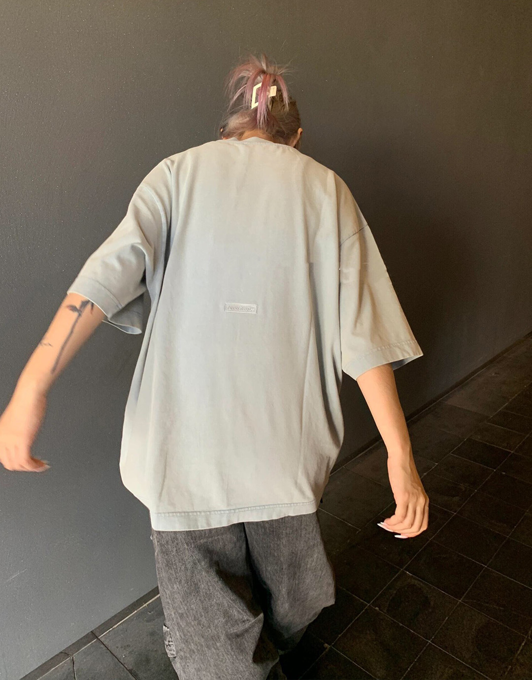 Acne Studios 아크네 스튜디오 백 고무패치 릴렉스 핏 크루넥 반팔 티셔츠 “2COLOR” 레플리카 7번 이미지 - 의류 | 세미샵 레플리카 사이트