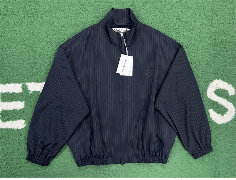 Acne Studios 아크네 핀 스트라이프 하이넥 시즌 보우 자수 릴랙스핏 자켓 레플리카 5번 이미지 - 의류 | 세미샵 레플리카 사이트