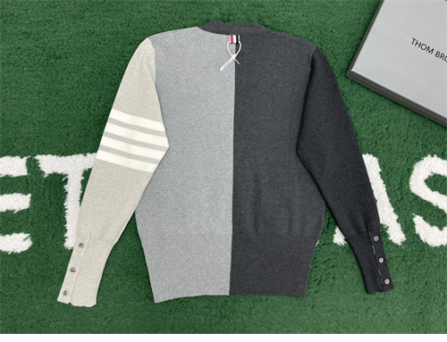 Thom Browne 톰브라운 배색 그레이 사선완장 4-Bar 가디건 레플리카 4번 이미지 - 의류 | 세미샵 레플리카 사이트