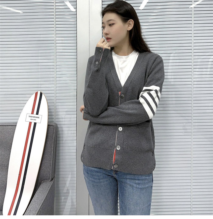 Thom Browne 톰브라운 사선완장 코튼 클래식 가디건 레플리카 4번 이미지 - 의류 | 세미샵 레플리카 사이트