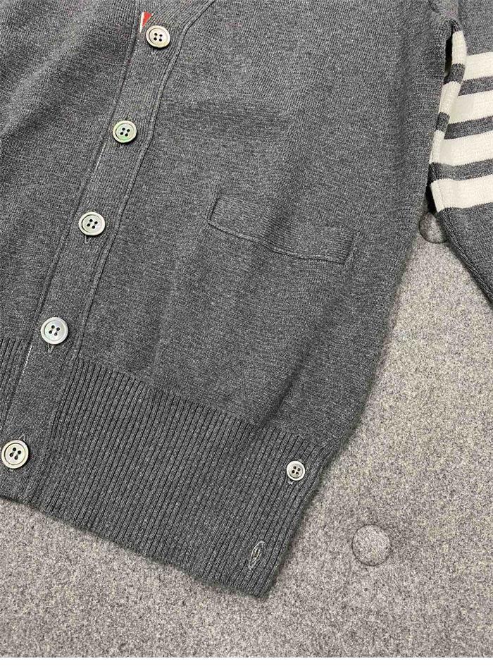 Thom Browne 톰브라운 사선완장 코튼 클래식 가디건 레플리카 13번 이미지 - 의류 | 세미샵 레플리카 사이트