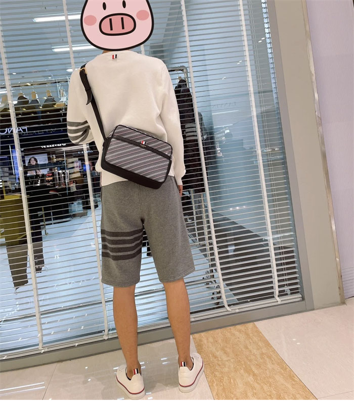 Thom Browne 톰브라운 사선완장 클래식 크루넥 맨투맨 레플리카 5번 이미지 - 의류 | 세미샵 레플리카 사이트