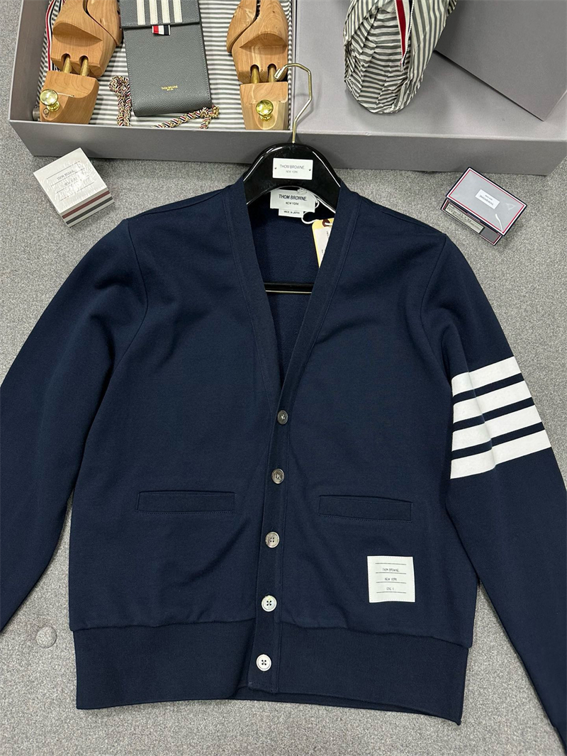 Thom Browne 톰브라운 사선완장 4-Bar 루프백 저지 v넥 가디건 레플리카 2번 이미지 - 의류 | 세미샵 레플리카 사이트
