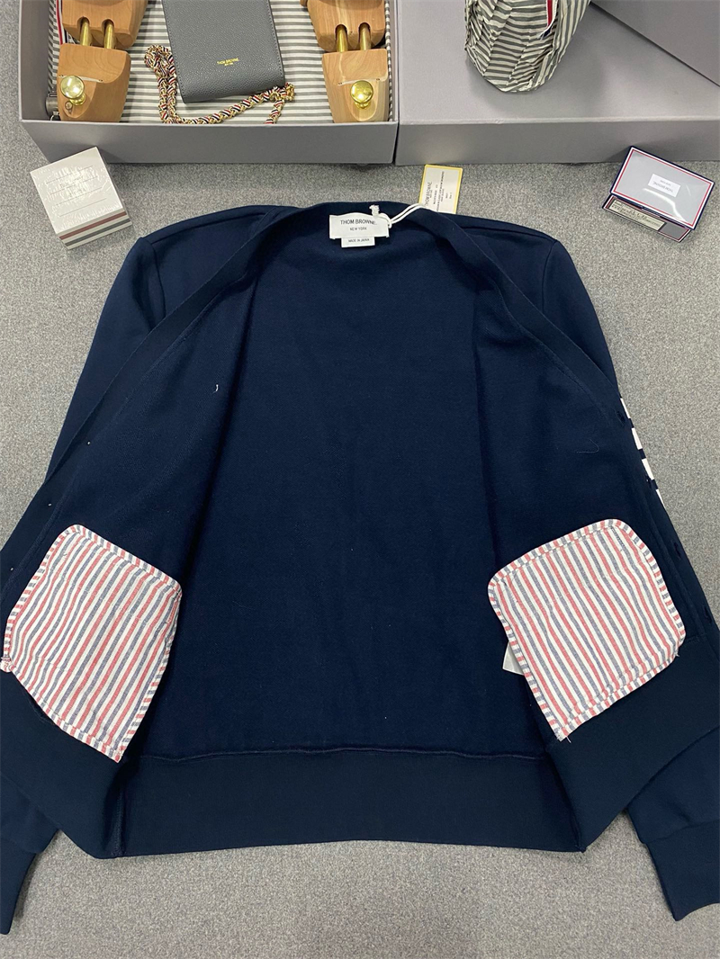 Thom Browne 톰브라운 사선완장 4-Bar 루프백 저지 v넥 가디건 레플리카 4번 이미지 - 의류 | 세미샵 레플리카 사이트