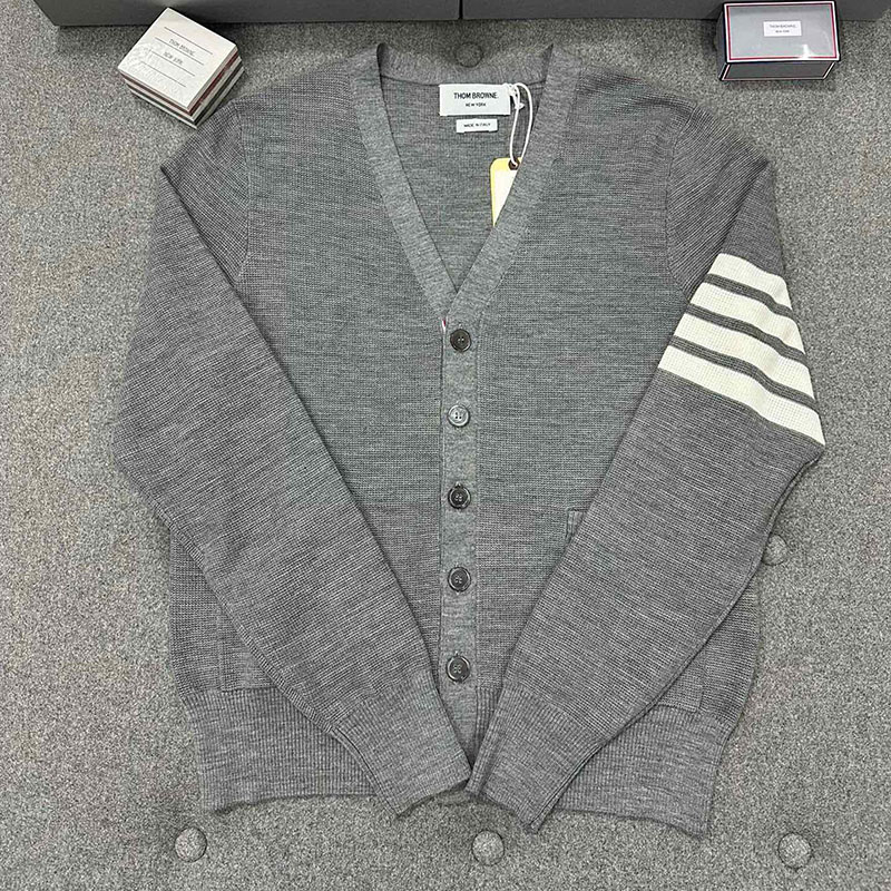 Thom Browne 톰브라운 사선완장 4-Bar 메리노 v넥 가디건 레플리카 1번 이미지 - 의류 | 세미샵 레플리카 사이트