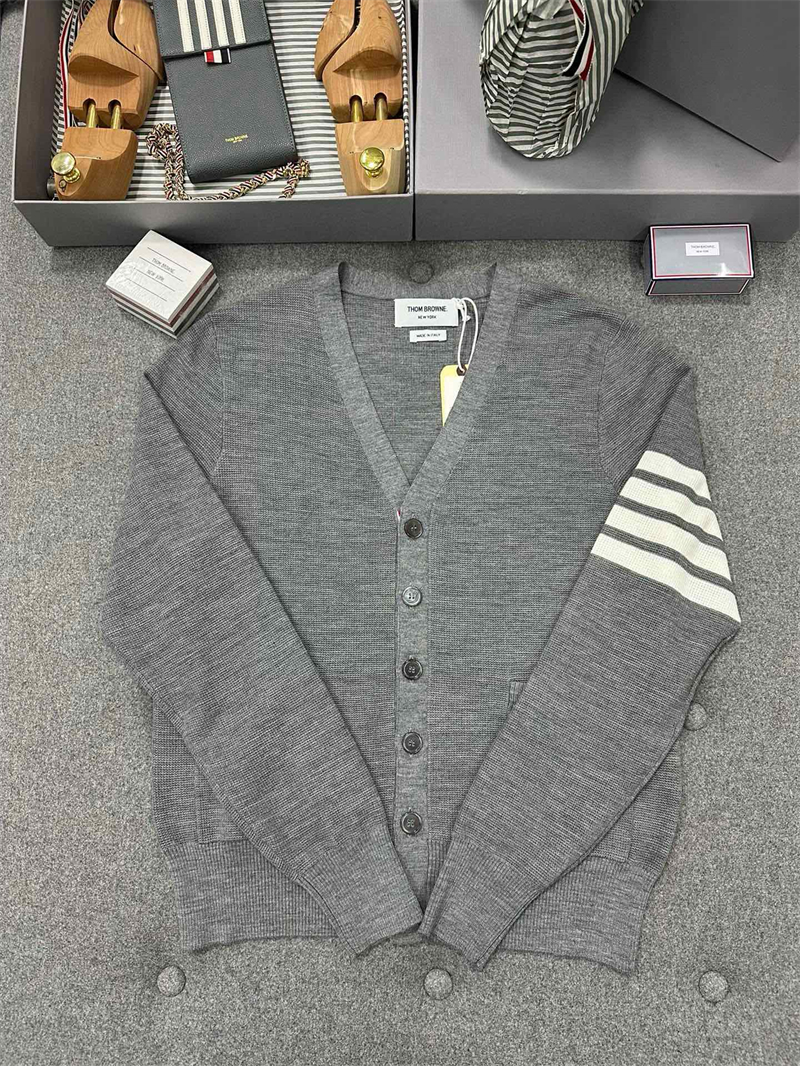 Thom Browne 톰브라운 사선완장 4-Bar 메리노 v넥 가디건 레플리카 2번 이미지 - 의류 | 세미샵 레플리카 사이트