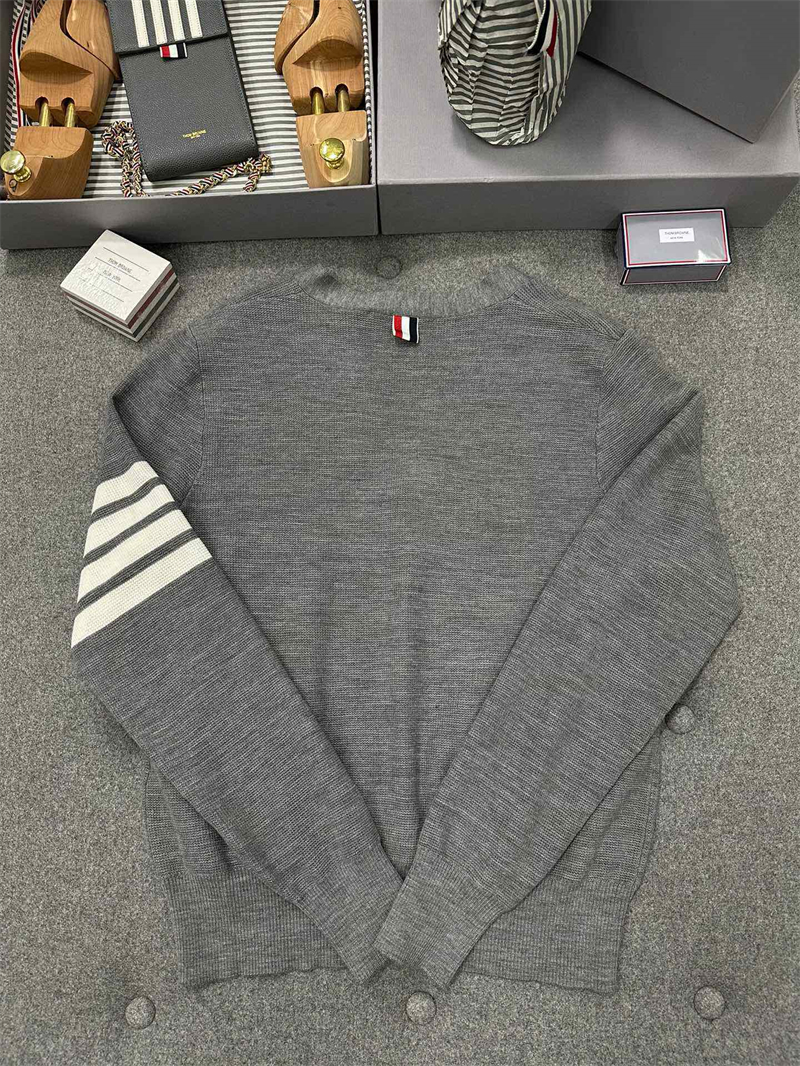 Thom Browne 톰브라운 사선완장 4-Bar 메리노 v넥 가디건 레플리카 3번 이미지 - 의류 | 세미샵 레플리카 사이트