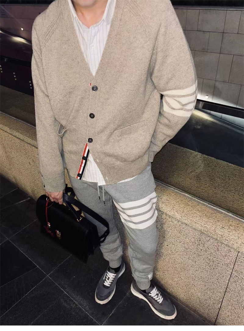 톰브라운 톰브라운 사선완장 4-Bar 셰틀랜드 울 V넥 가디건 레플리카 1번 이미지 - 의류 | 세미샵 레플리카 사이트