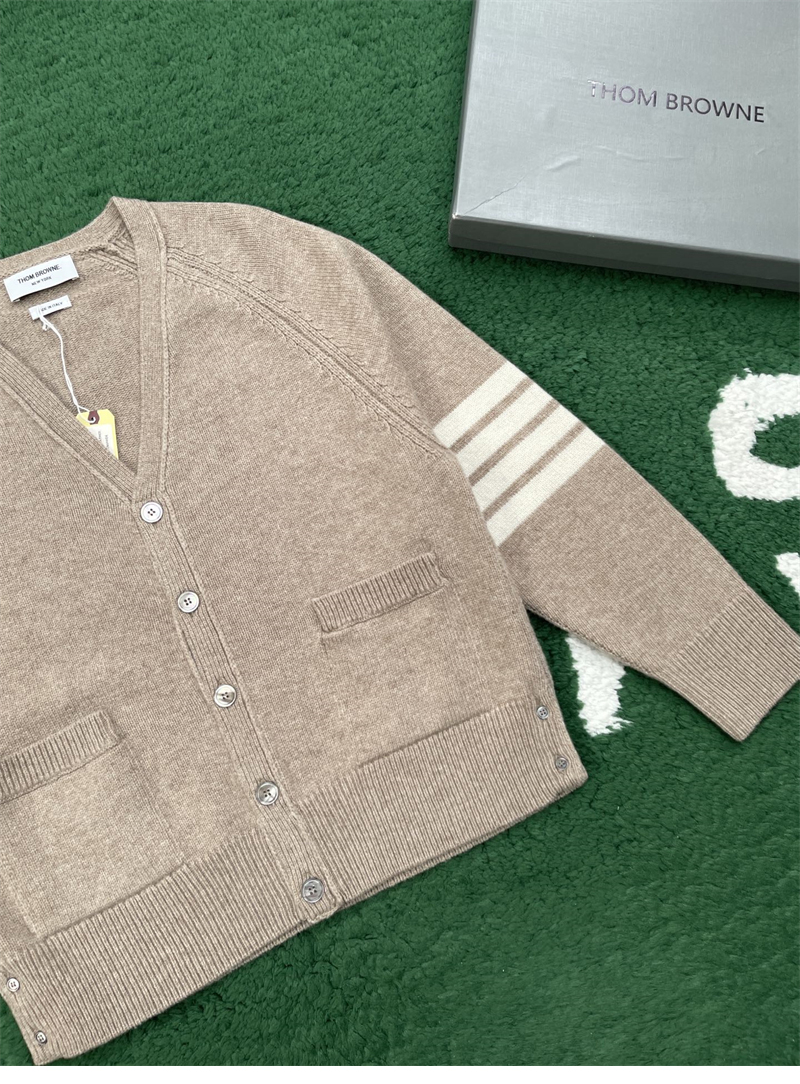 톰브라운 톰브라운 사선완장 4-Bar 셰틀랜드 울 V넥 가디건 레플리카 14번 이미지 - 의류 | 세미샵 레플리카 사이트
