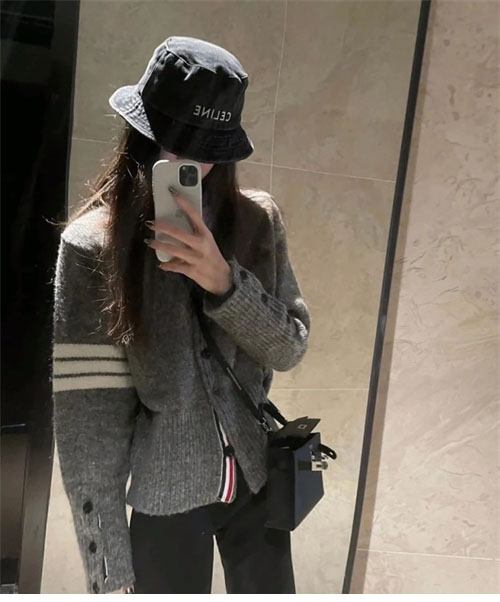 Thom Browne 톰브라운 사선완장 4-Bar 캐시미어 크롭 가디건 레플리카 30번 이미지 - 의류 | 세미샵 레플리카 사이트