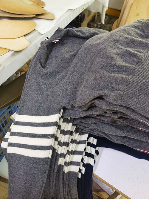 Thom Browne 톰브라운 사선완장 4-Bar 캐시미어 크롭 가디건 레플리카 31번 이미지 - 의류 | 세미샵 레플리카 사이트