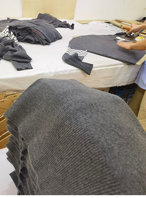 Thom Browne 톰브라운 사선완장 4-Bar 캐시미어 크롭 가디건 레플리카 32번 이미지 - 의류 | 세미샵 레플리카 사이트