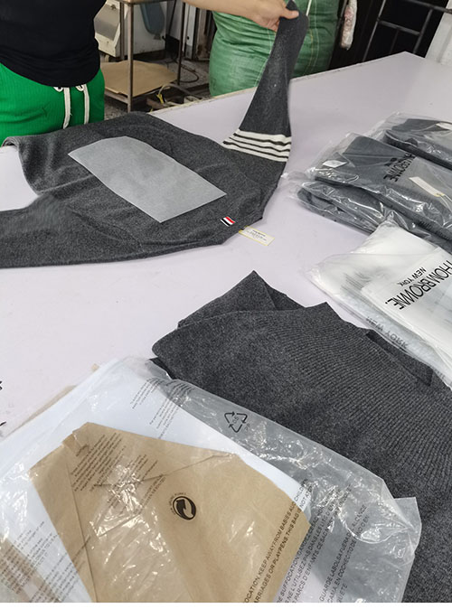 Thom Browne 톰브라운 사선완장 4-Bar 캐시미어 크롭 가디건 레플리카 34번 이미지 - 의류 | 세미샵 레플리카 사이트