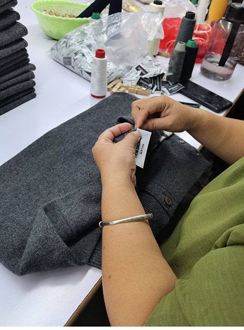 Thom Browne 톰브라운 사선완장 4-Bar 캐시미어 크롭 가디건 레플리카 35번 이미지 - 의류 | 세미샵 레플리카 사이트