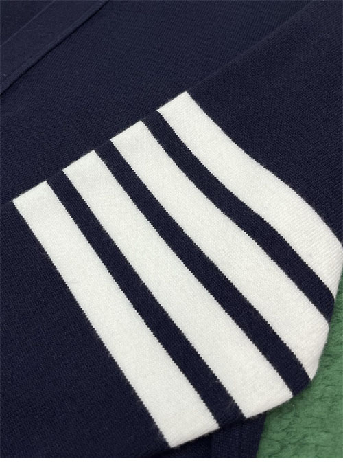 Thom Browne 톰브라운 사선완장 4-Bar 캐시미어 크롭 v넥 가디건 레플리카 7번 이미지 - 의류 | 세미샵 레플리카 사이트