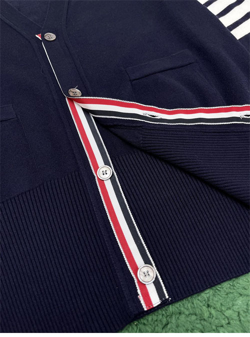 Thom Browne 톰브라운 사선완장 4-Bar 캐시미어 크롭 v넥 가디건 레플리카 8번 이미지 - 의류 | 세미샵 레플리카 사이트