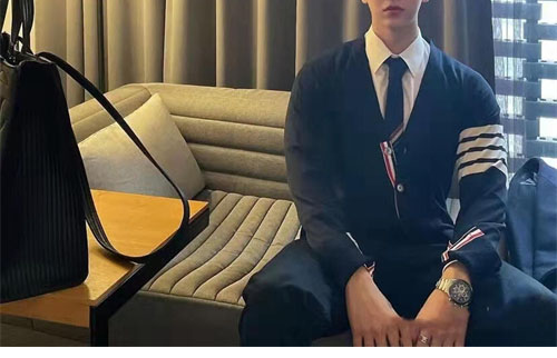 Thom Browne 톰브라운 사선완장 4-Bar 캐시미어 크롭 v넥 가디건 레플리카 13번 이미지 - 의류 | 세미샵 레플리카 사이트