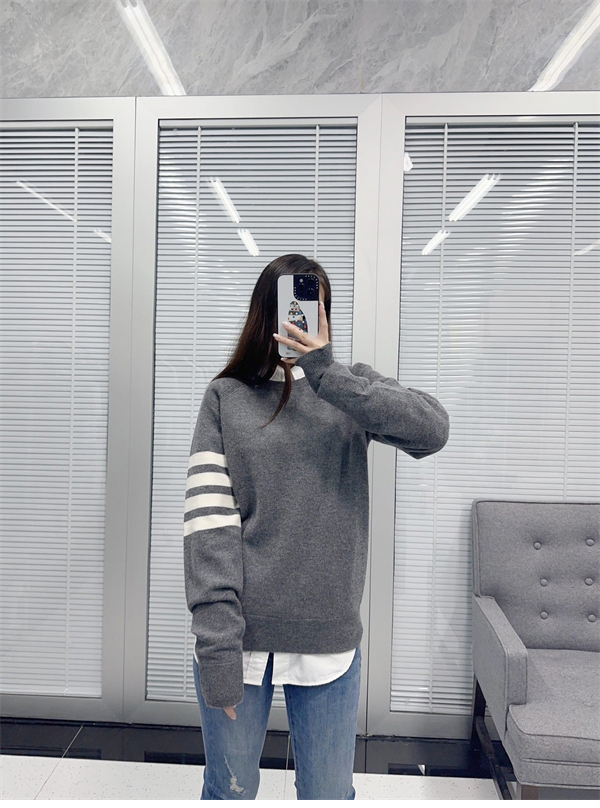 Thom Browne 톰브라운 사선완장 4-Bar 캐시미어 풀오버 니트 레플리카 2번 이미지 - 의류 | 세미샵 레플리카 사이트