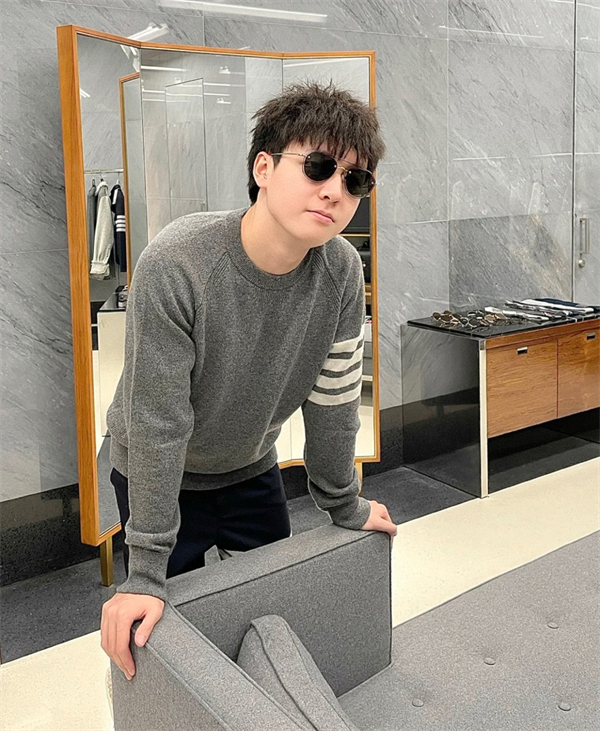 Thom Browne 톰브라운 사선완장 4-Bar 캐시미어 풀오버 니트 레플리카 4번 이미지 - 의류 | 세미샵 레플리카 사이트