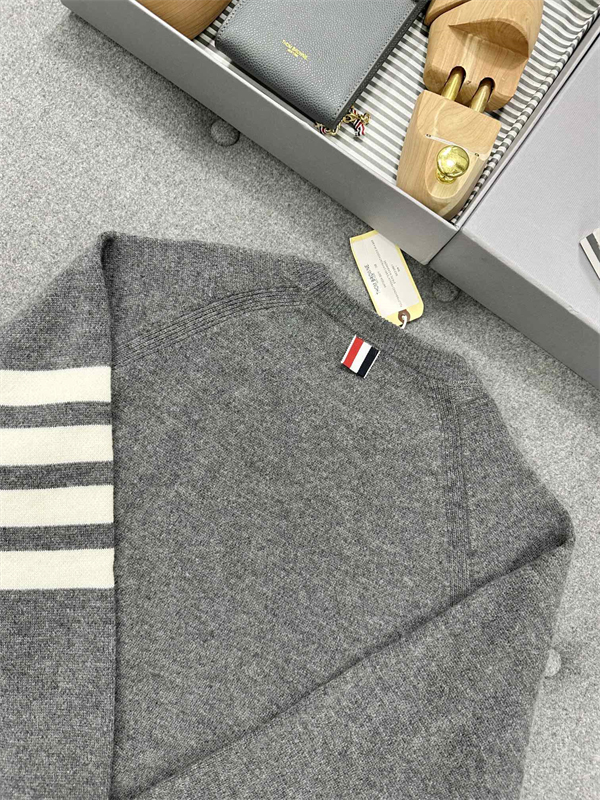 Thom Browne 톰브라운 사선완장 4-Bar 캐시미어 풀오버 니트 레플리카 9번 이미지 - 의류 | 세미샵 레플리카 사이트