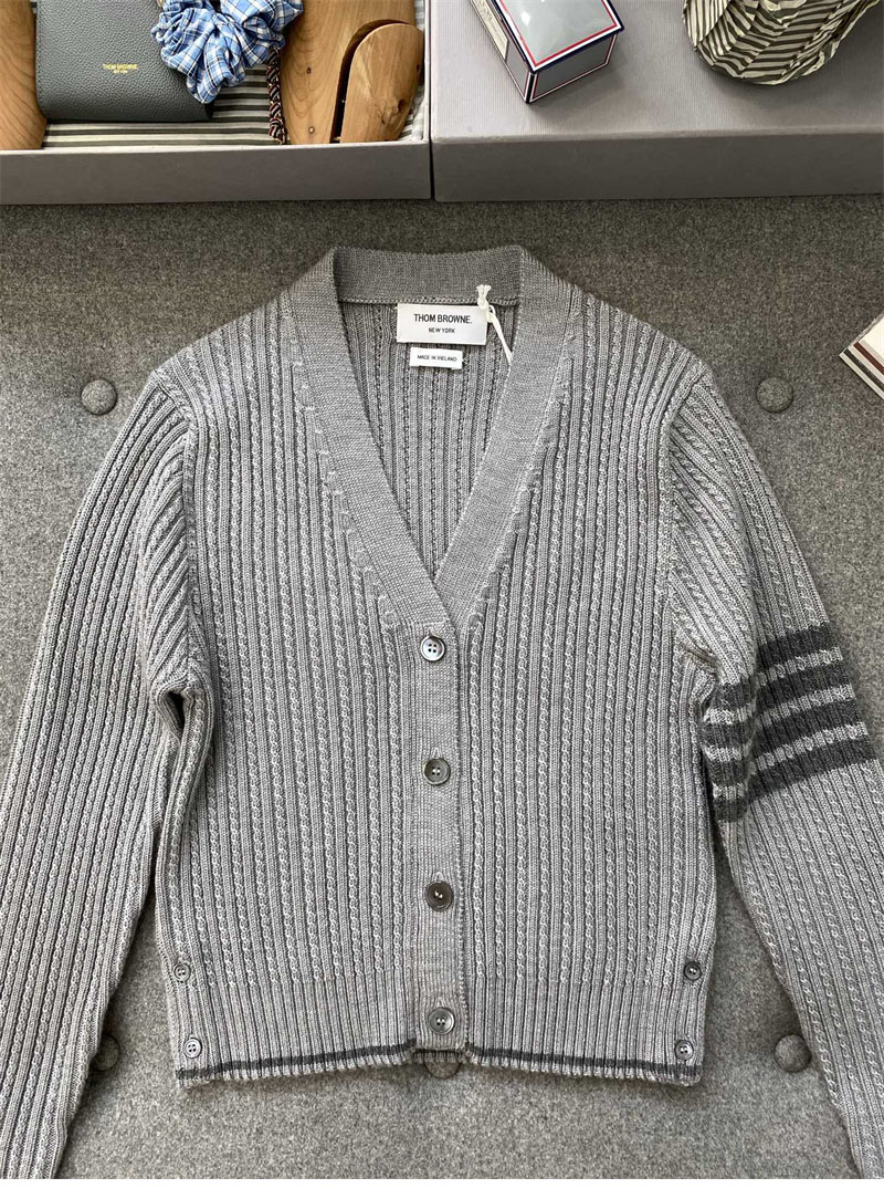 Thom Browne 톰브라운 사선완장 4-Bar 케이블 크롭 가디건 레플리카 6번 이미지 - 의류 | 세미샵 레플리카 사이트