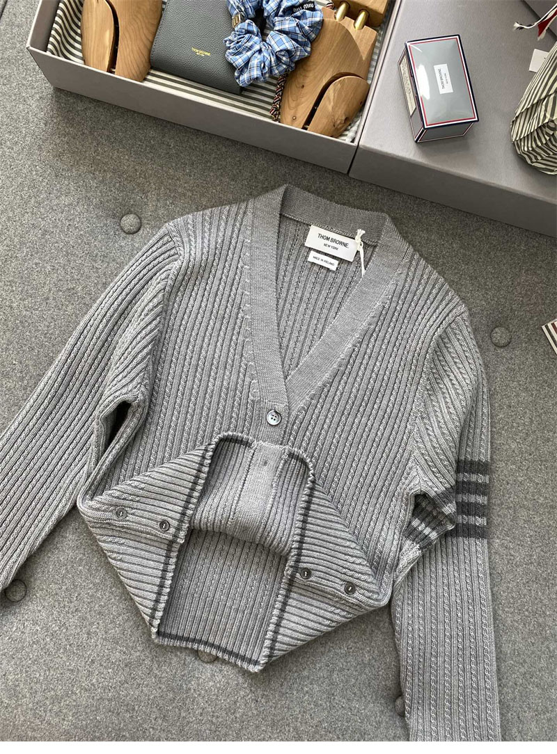 Thom Browne 톰브라운 사선완장 4-Bar 케이블 크롭 가디건 레플리카 8번 이미지 - 의류 | 세미샵 레플리카 사이트