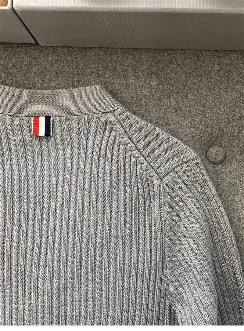 Thom Browne 톰브라운 사선완장 4-Bar 케이블 크롭 가디건 레플리카 16번 이미지 - 의류 | 세미샵 레플리카 사이트