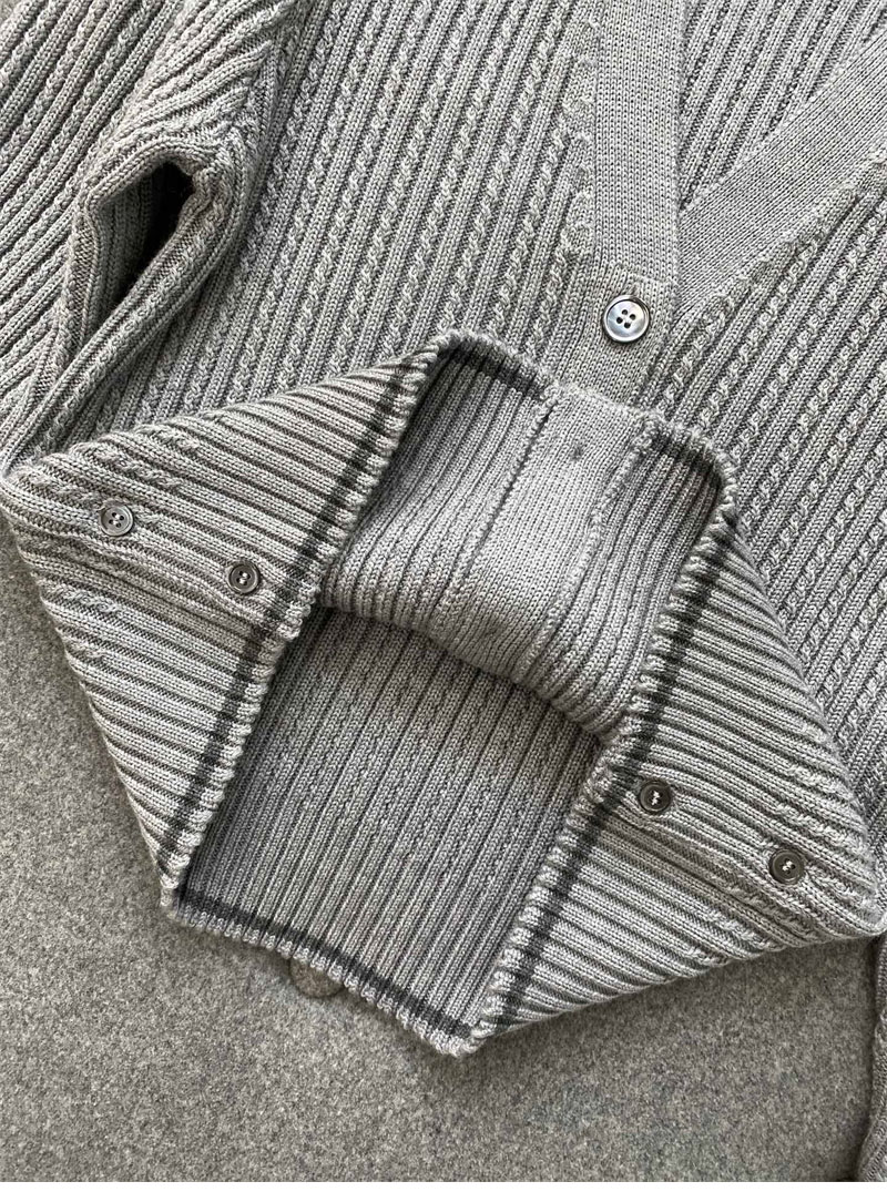 Thom Browne 톰브라운 사선완장 4-Bar 케이블 크롭 가디건 레플리카 18번 이미지 - 의류 | 세미샵 레플리카 사이트