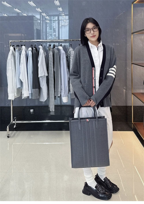 Thom Browne 톰브라운 사선완장 4-Bar 하프 가디건 레플리카 2번 이미지 - 의류 | 세미샵 레플리카 사이트