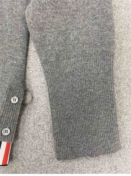 Thom Browne 톰브라운 사선완장 4-Bar 하프 가디건 레플리카 24번 이미지 - 의류 | 세미샵 레플리카 사이트