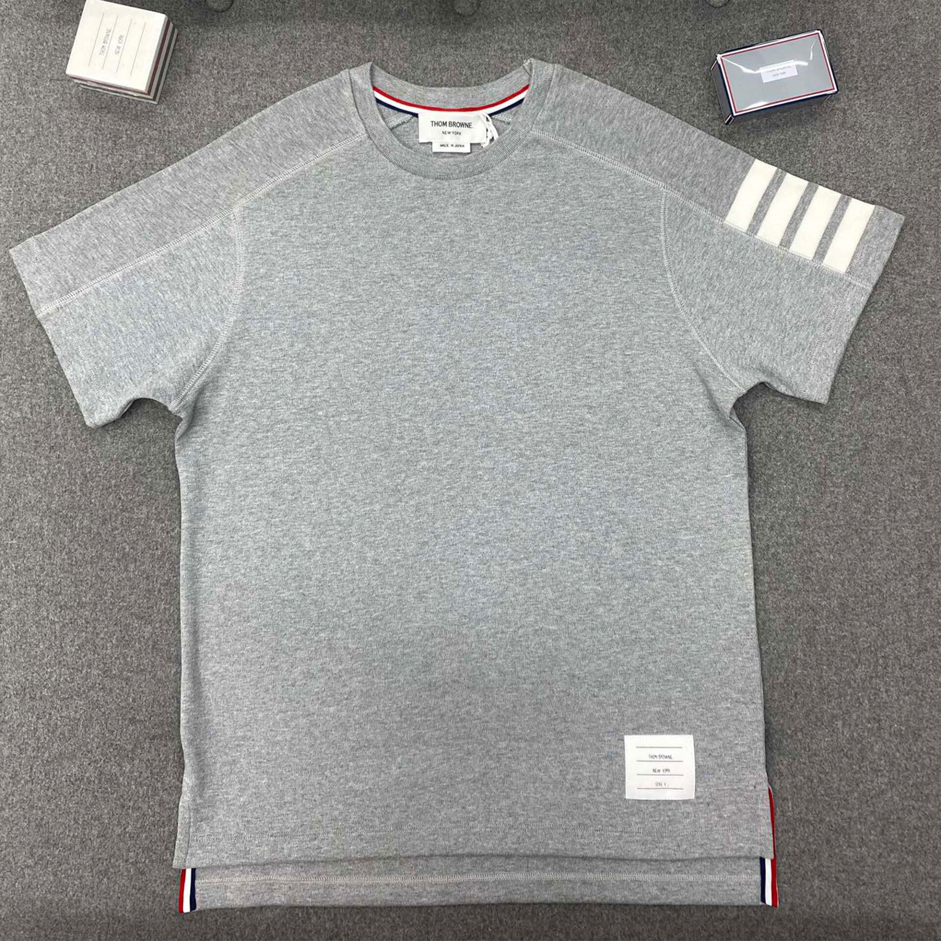 Thom Browne 톰브라운 사선 슬리브 반팔 티셔츠 그레이 레플리카 1번 이미지 - 의류 | 세미샵 레플리카 사이트