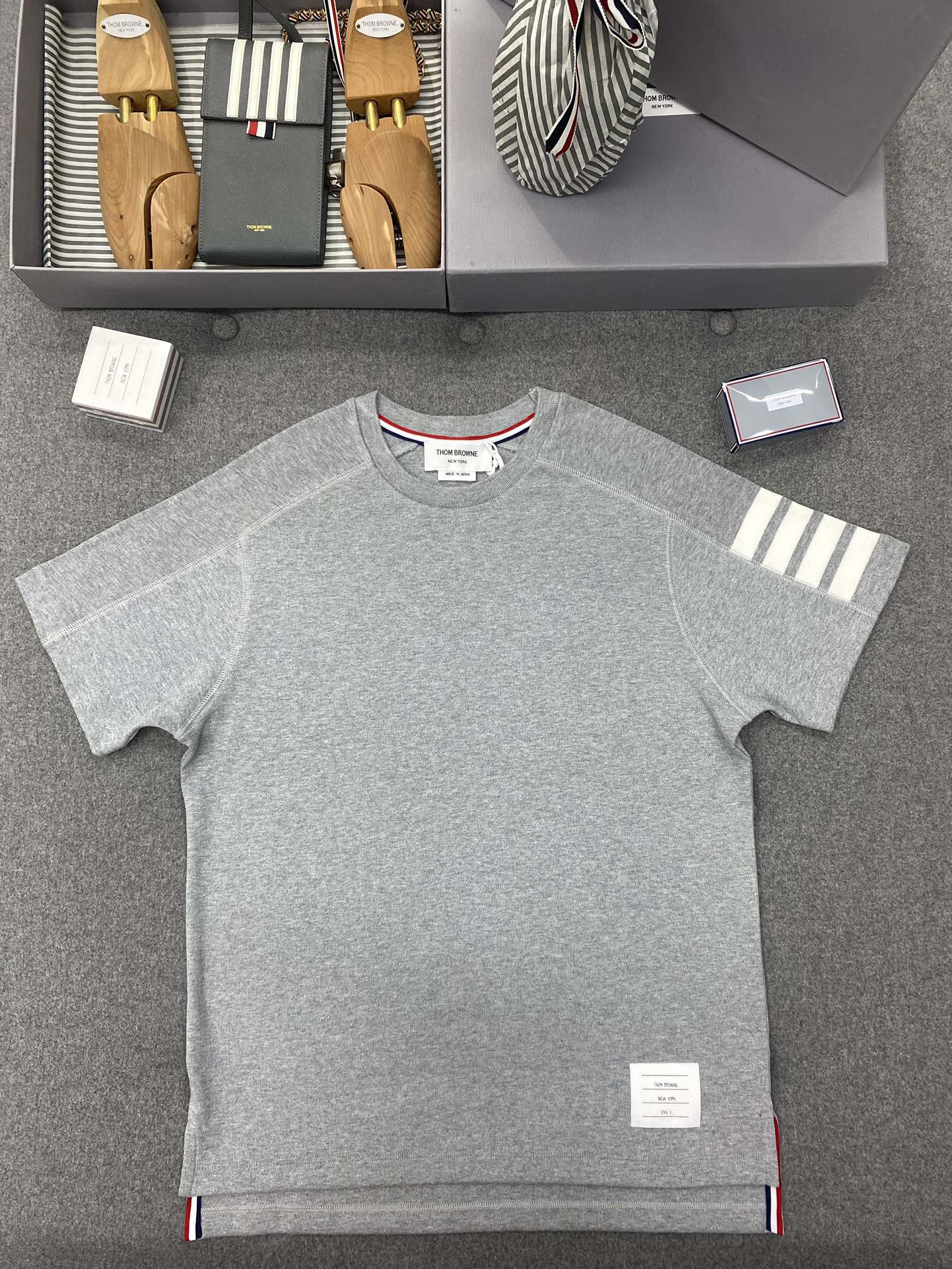 Thom Browne 톰브라운 사선 슬리브 반팔 티셔츠 그레이 레플리카 5번 이미지 - 의류 | 세미샵 레플리카 사이트