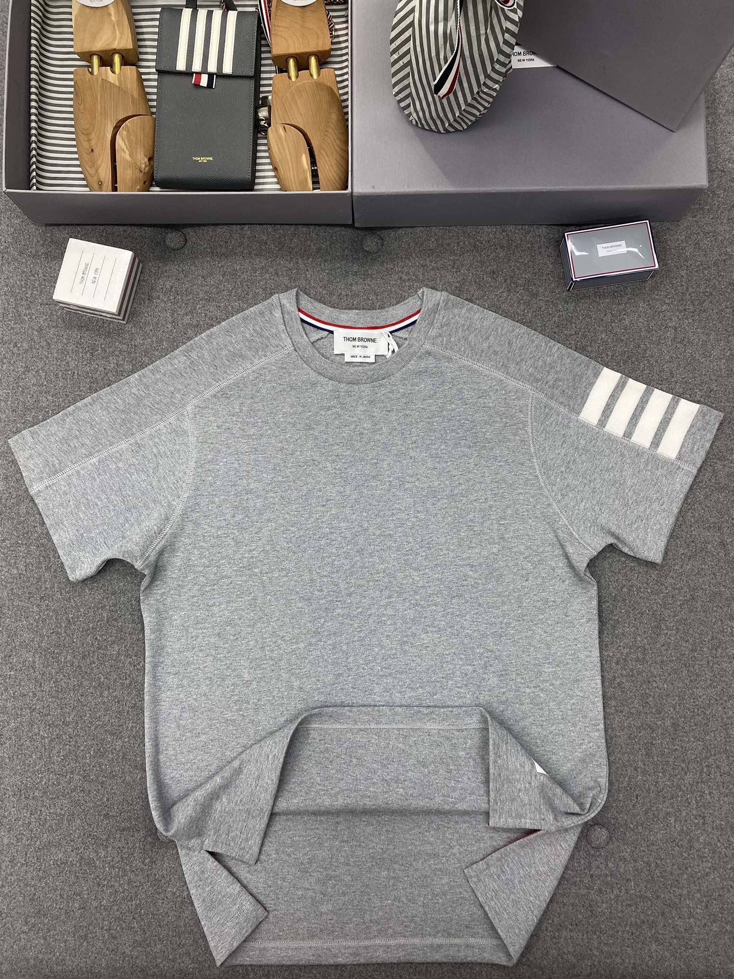 Thom Browne 톰브라운 사선 슬리브 반팔 티셔츠 그레이 레플리카 6번 이미지 - 의류 | 세미샵 레플리카 사이트