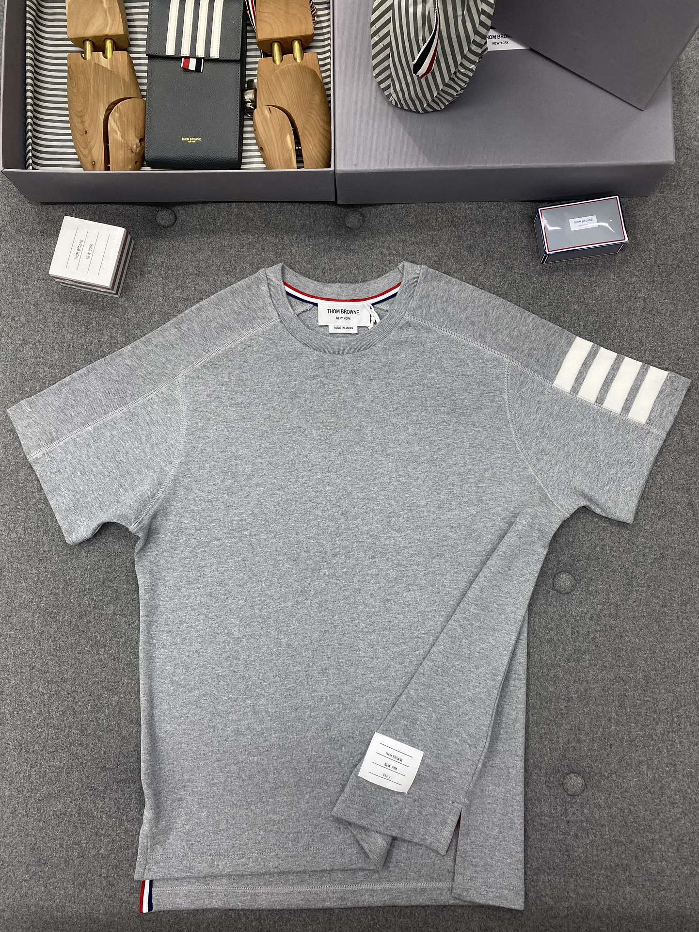 Thom Browne 톰브라운 사선 슬리브 반팔 티셔츠 그레이 레플리카 7번 이미지 - 의류 | 세미샵 레플리카 사이트