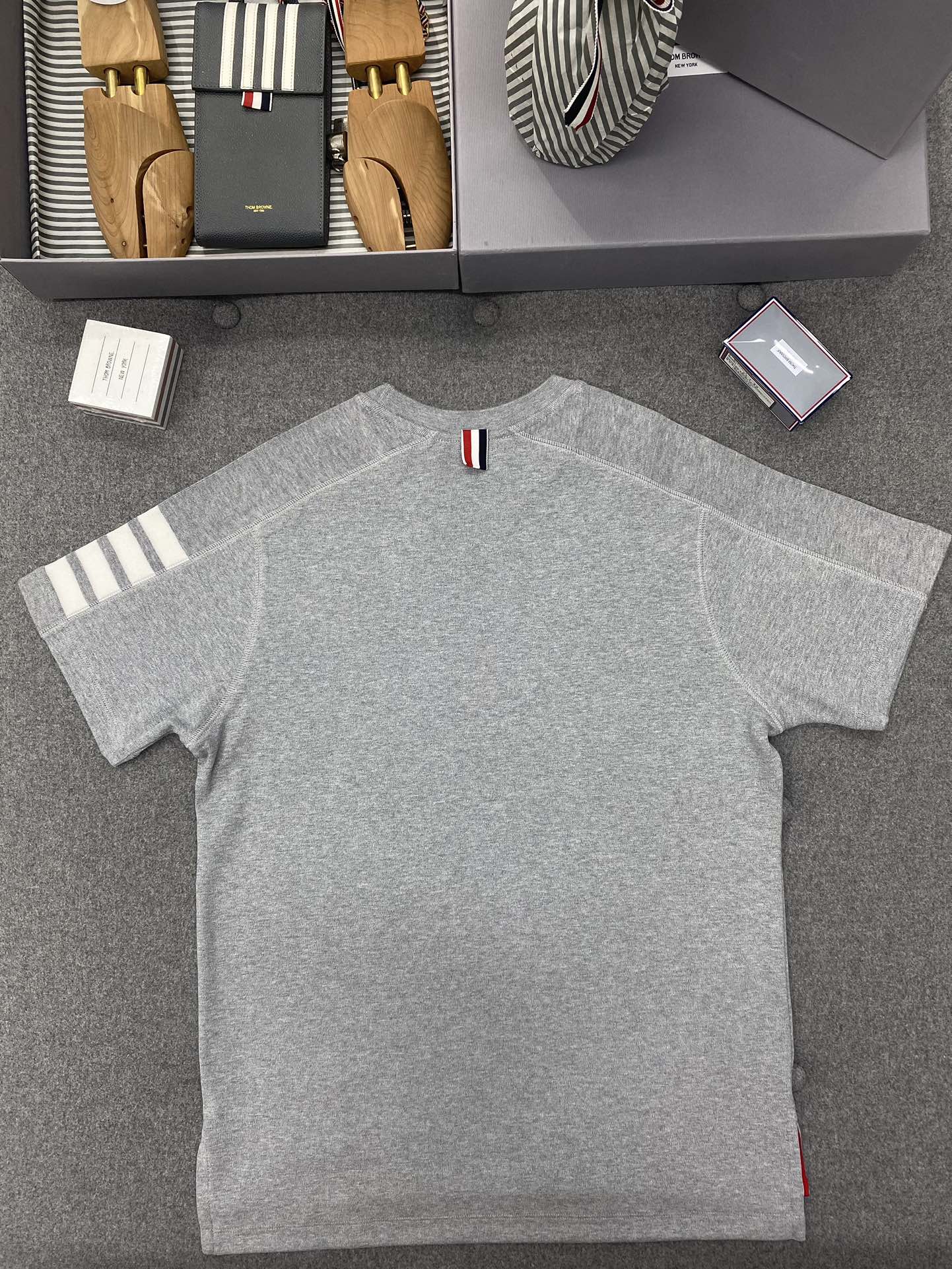 Thom Browne 톰브라운 사선 슬리브 반팔 티셔츠 그레이 레플리카 8번 이미지 - 의류 | 세미샵 레플리카 사이트