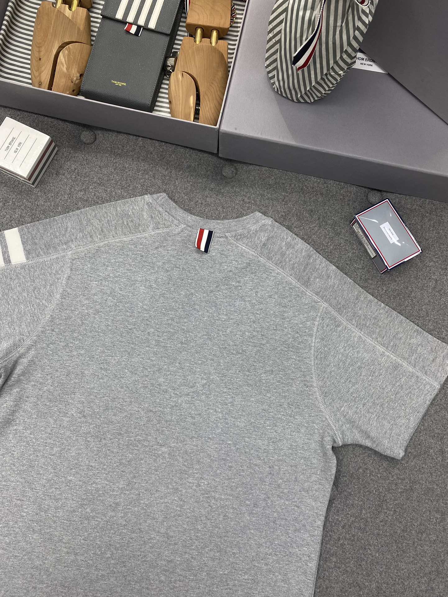 Thom Browne 톰브라운 사선 슬리브 반팔 티셔츠 그레이 레플리카 9번 이미지 - 의류 | 세미샵 레플리카 사이트